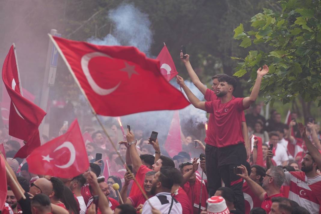 Türkiye-Gürcistan Maçı Öncesi Dortmund Sokakları Kırmızı-Beyaza Büründü 6